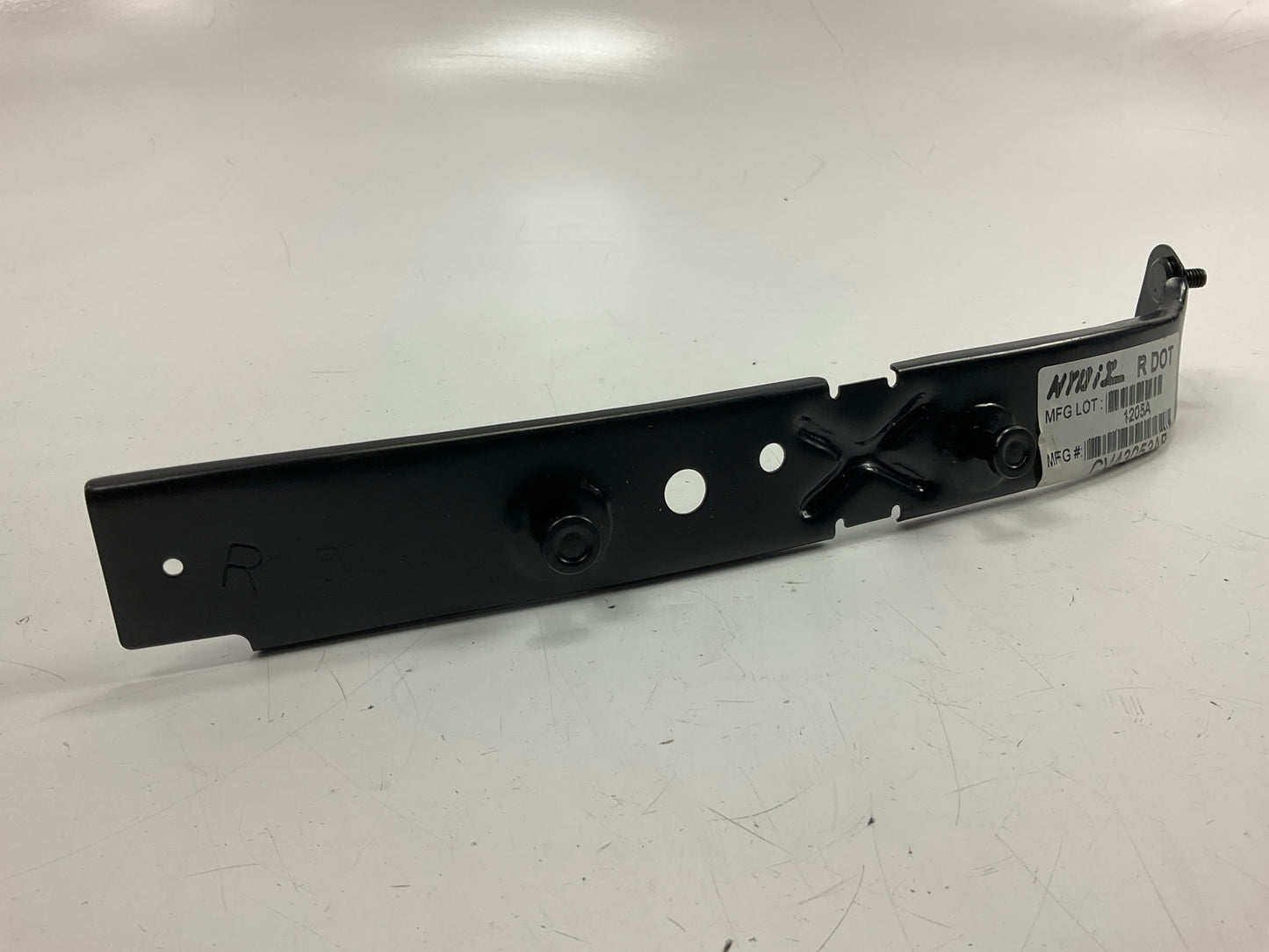 NEW AFTERMARKET GM1067174 Front Right Bumper Reinforcement Bracket