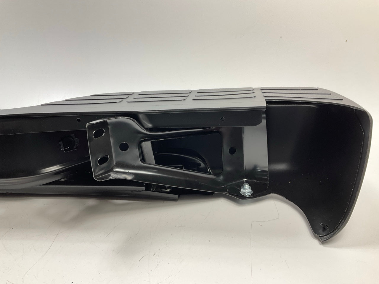 NEW GM1103124 Rear Step Bumper, Black 1999-2007 Chevy Silverado GMC Sierra 1500