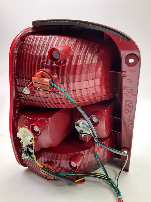 Depo 323-1922R-AS Right Tail Light Lamp Assembly For 2003-2005 Kia Sedona