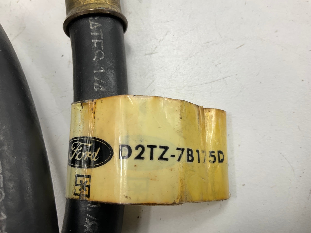 Ford D2TZ-7B175-D Fuller 8 Speed Slave Unit To Range Shift Cylinder Hose, 30''
