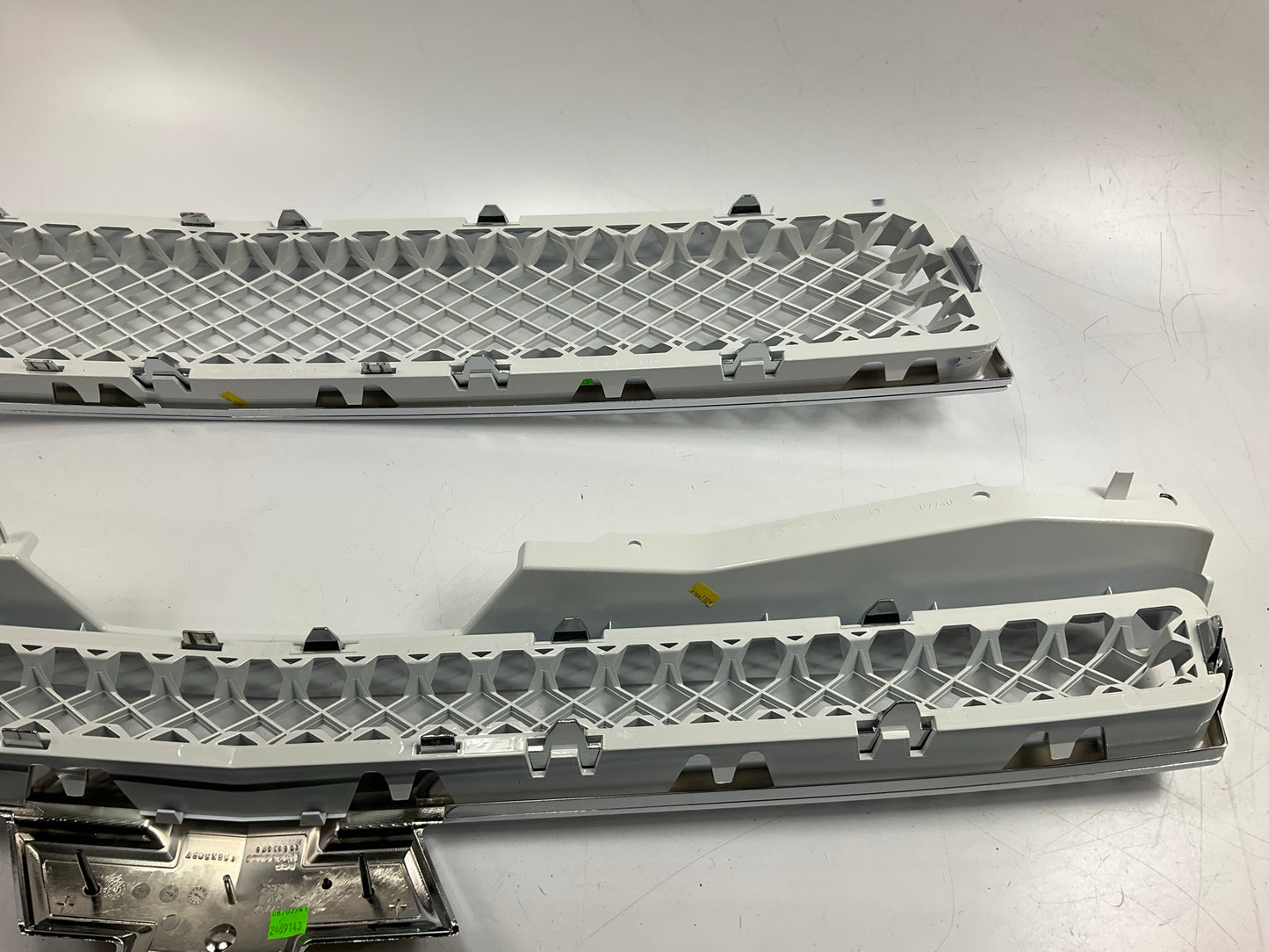 NEW OEM GM Uppper & Lower Chrome / White (50U) Trim Grille Package 17801281