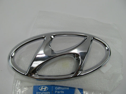 NEW - OEM *H* Emblem Lift Gate Rear For 13-15 Hyundai Santa Fe 863002W010