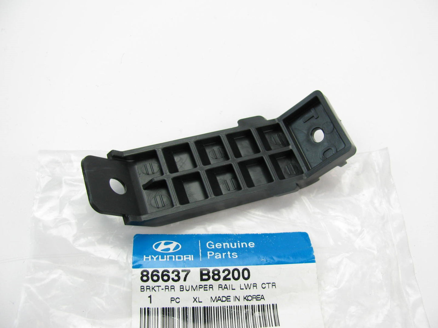 New OEM Rear Bumper Lower Rail Center Bracket For 2013 Santa Fe 86637B8200