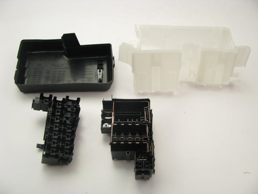NEW GENUINE OEM Mazda C23566760D Main Relay Fuse Box 06-07 Mazda 5 2.3L I4