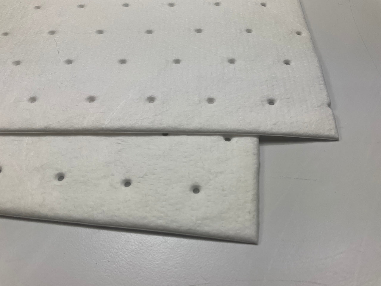 Pig 26300 Water-Repellent, Oil-Absorbent, Med-Weight Mat Pad 15'' X 20'' 100 Pack