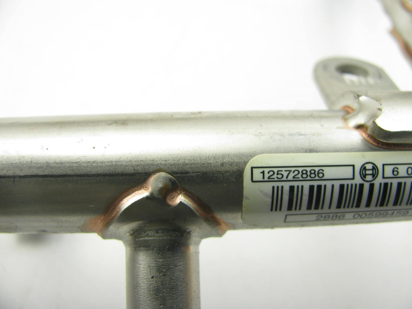 NEW - OUT OF BOX - OEM GM 12572886 Empty Fuel Rail 2004-2007 Cadillac 3.6L V6