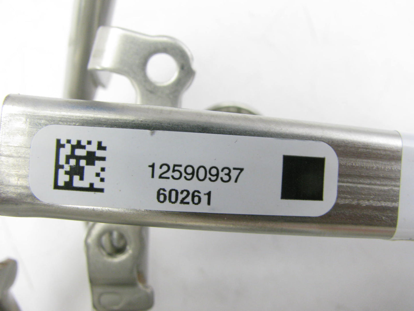 NEW - OUT OF BOX GM OEM Fuel Rail 12590937 For 2005-2007 Malibu, G6 3.5L V6