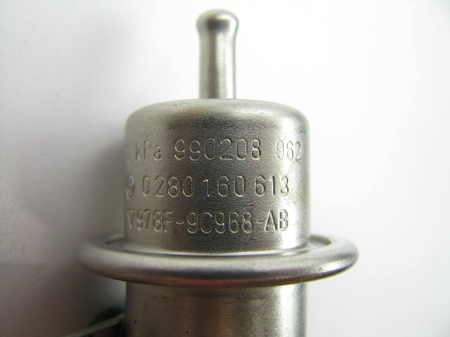 NEW Genuine OEM Ford 978F-9C968-AB Fuel Pressure Regulator BOSCH 0280160613