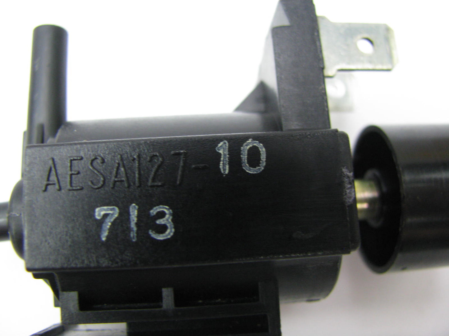 NEW OUT OF BOX - Hitachi AESA127-10 EGR Vacuum Valve Solenoid E56518741
