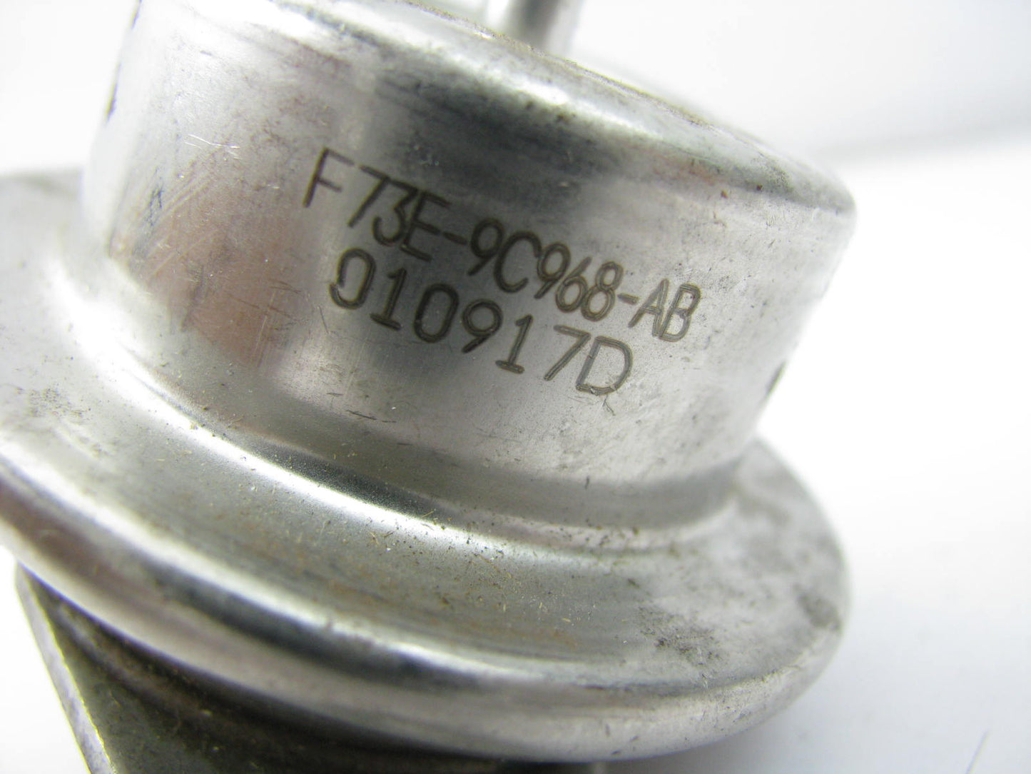 NEW - OUT OF BOX - OEM Ford F73E-9C968-AB Fuel Pressure Regulator