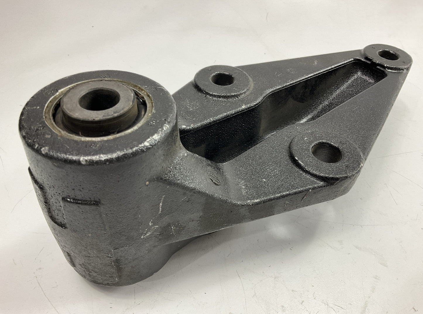 NEW UNBAGGED Automann M1483 Front Leaf Spring Hanger For Cascadia 16-14018-001