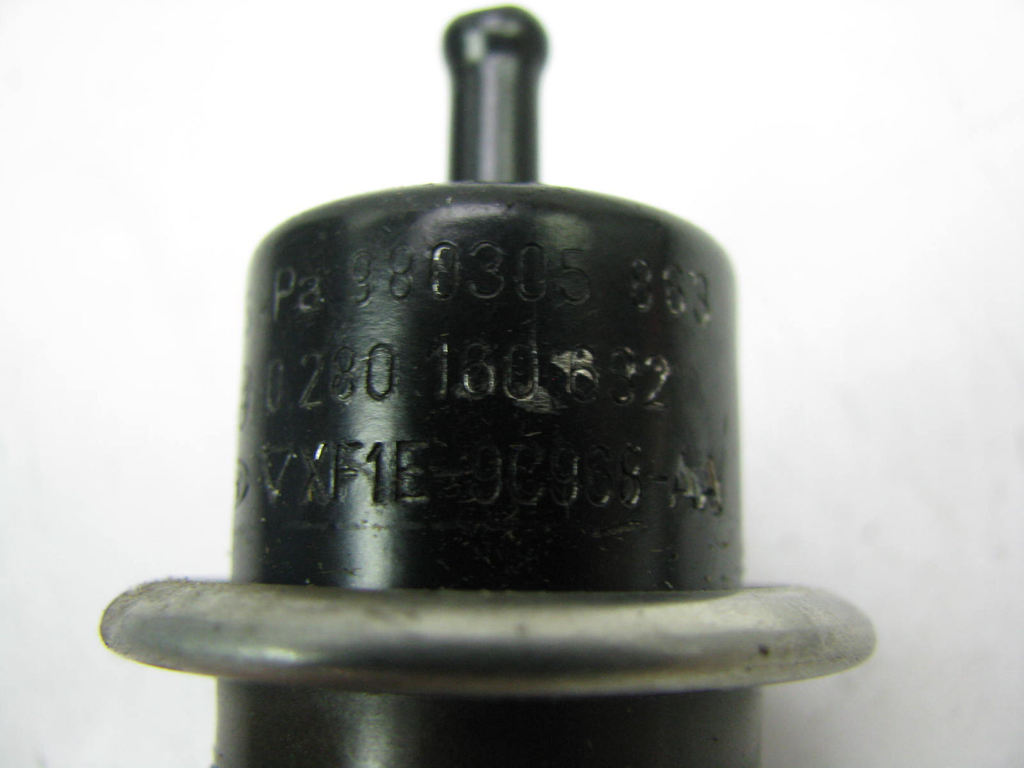 NEW UNBOXED OEM FORD Stock Fuel Pressure Regulator 1998-1999 Ford 3.0L-V6