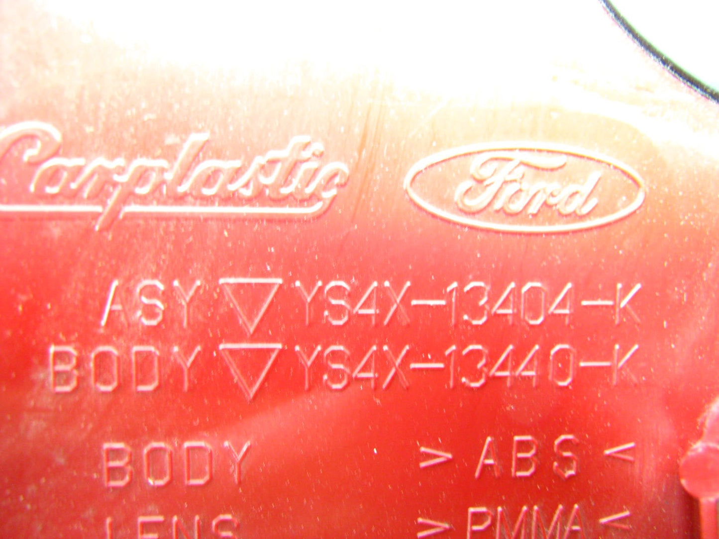 NEW - OUT OF BOX - REAR RIGHT Tail Light Lamp 2000-06 Ford Focus HATCHBACK ONLY