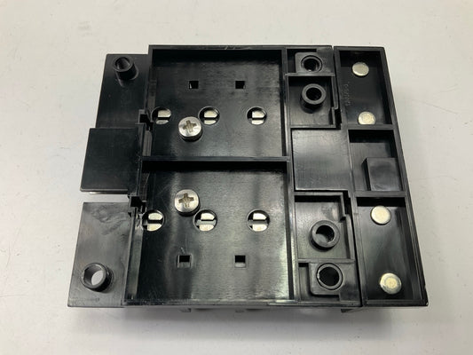 Standard HP3210 Fuse Block 6 Gang, 1/4'' Blade Terminals, 25 Amp Per Circuit