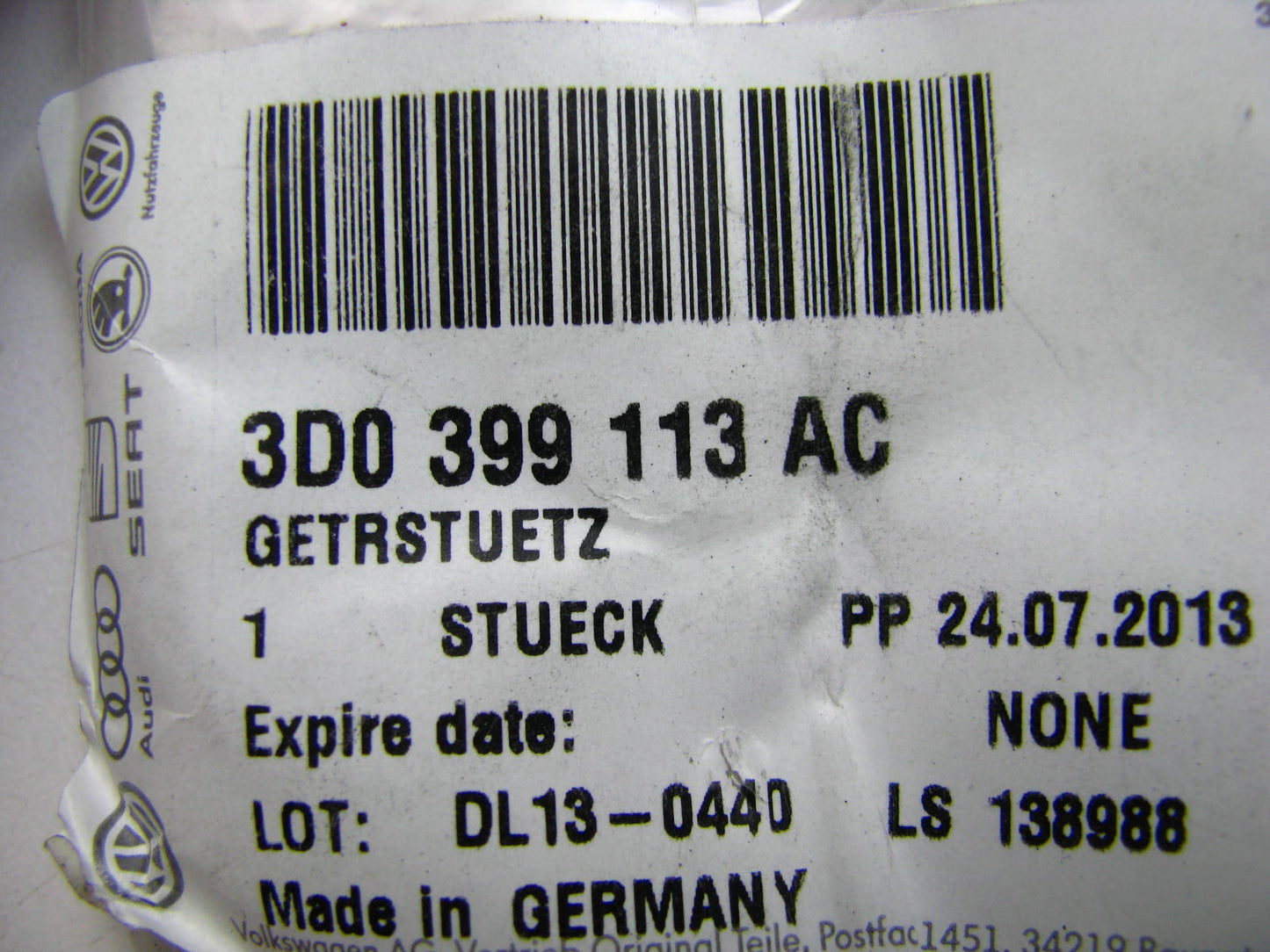 NEW - OEM GENUINE Left Transmission Mount Bracket 04-06 Volkswagen Phaeton 4.2L