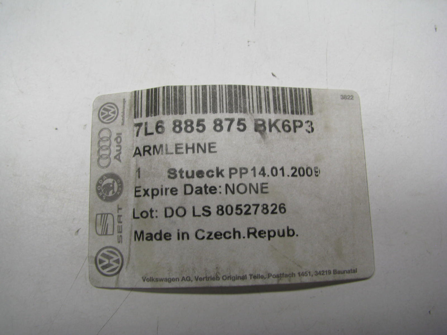 NEW OEM Rear Seat Armrest 7L6885875BK-6P3 Genuine OEM For 2005-2010 VW Touareg