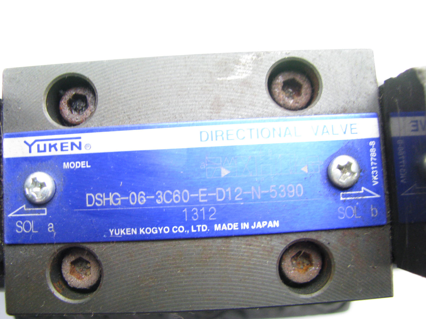 COSMETIC DAMAGE YUKEN DSHG-06-3C60-E-D12-N-5390 PILOT DIRECTION HYDRAULIC VALVE