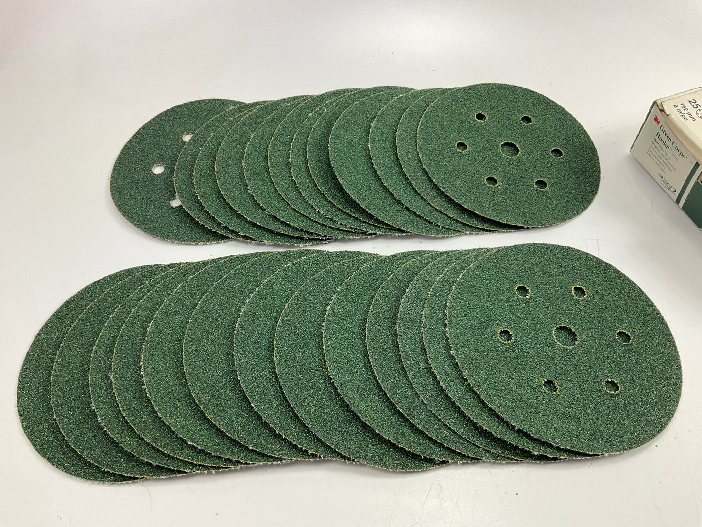 3M 00615 Green Corps Hookit 6'' Sanding Discs, Dust Free, 40E Grit, 25 Discs