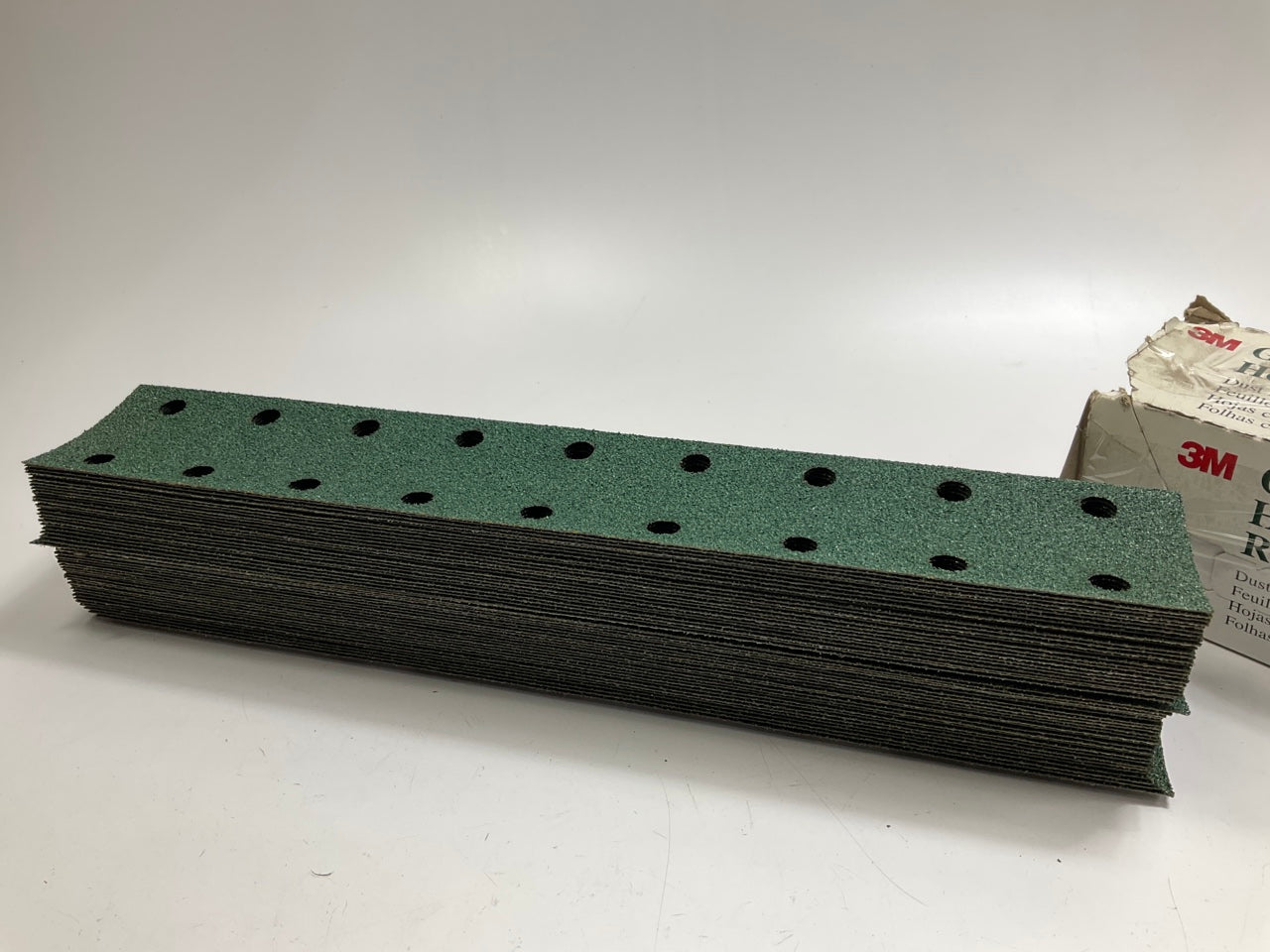 3M 00642 Green Corps Hookit 2-3/4'' X 16'' 40E Grit Regalite Dust-Free Sheet, 50pc
