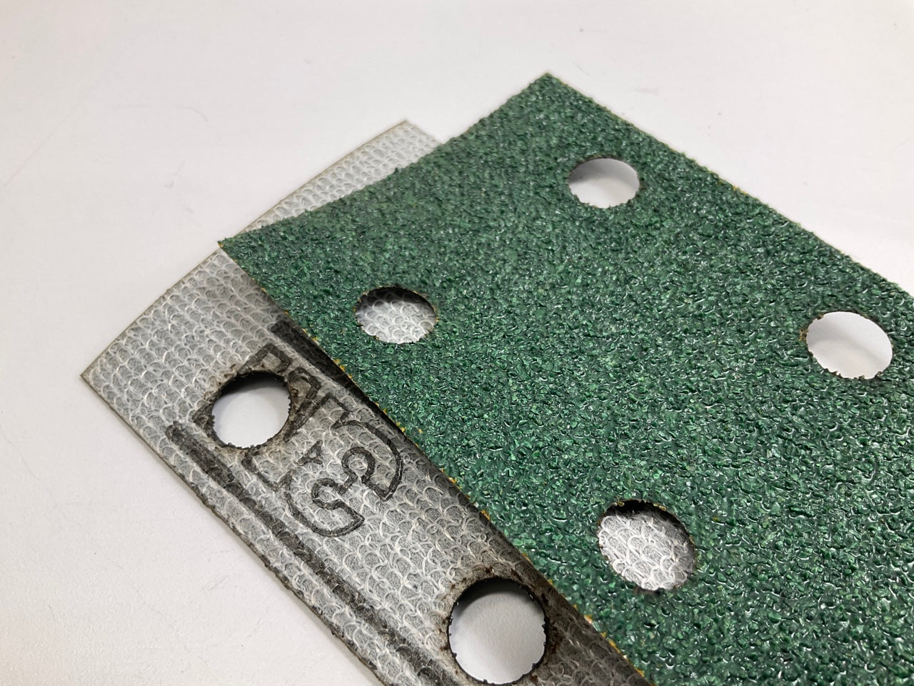 3M 00642 Green Corps Hookit 2-3/4'' X 16'' 40E Grit Regalite Dust-Free Sheet, 50pc