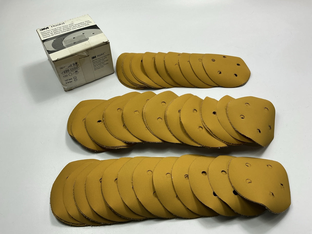 3M 01062 5'' Diameter P220 220 Grit Dust Free Sanding Discs - 100 Total Discs