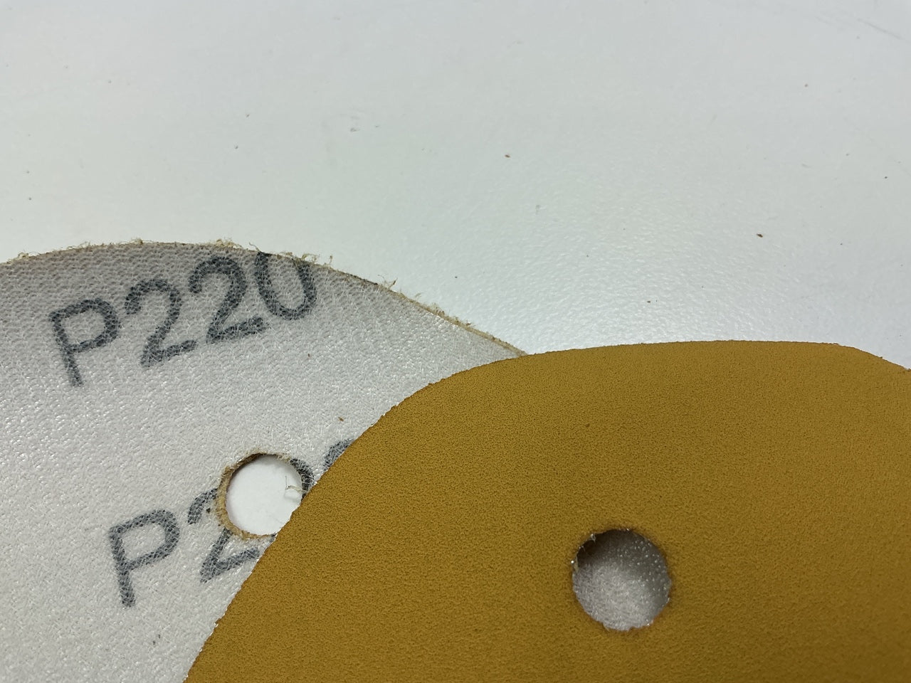 3M 01062 5'' Diameter P220 220 Grit Dust Free Sanding Discs - 100 Total Discs