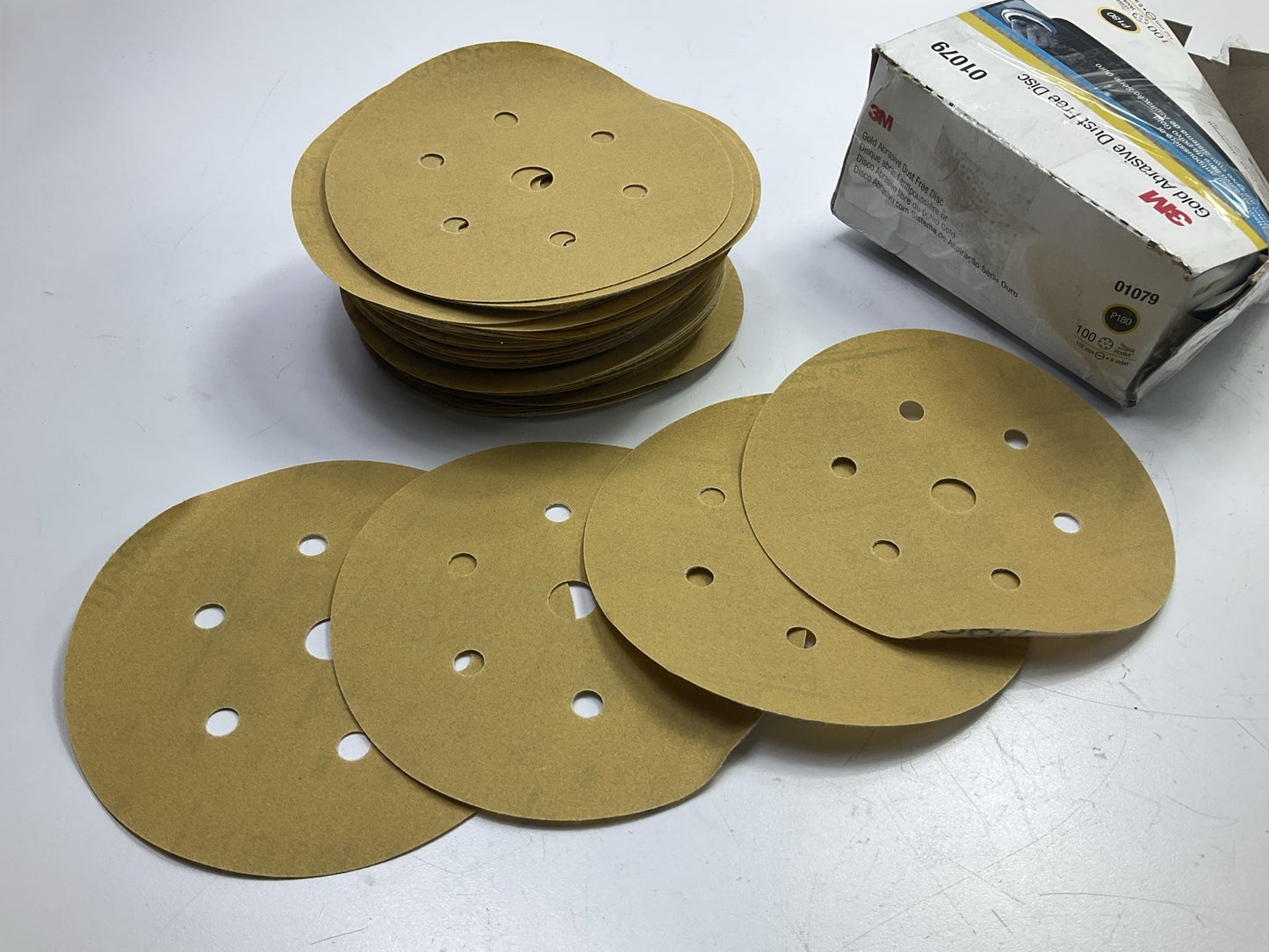 3M 01079 Dust Free Sanding Discs 6'', P180 180 Grit, Hookit, 100 Discs / Box