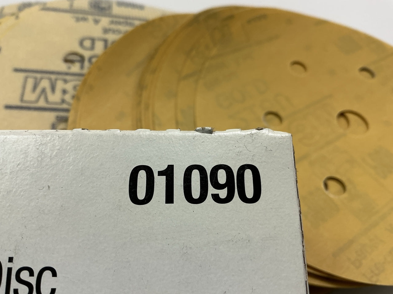 3M 01090 Hookit Gold 6'' P800A 800 Grit Dust-Free Paper Sanding Disc, 50 / Pack