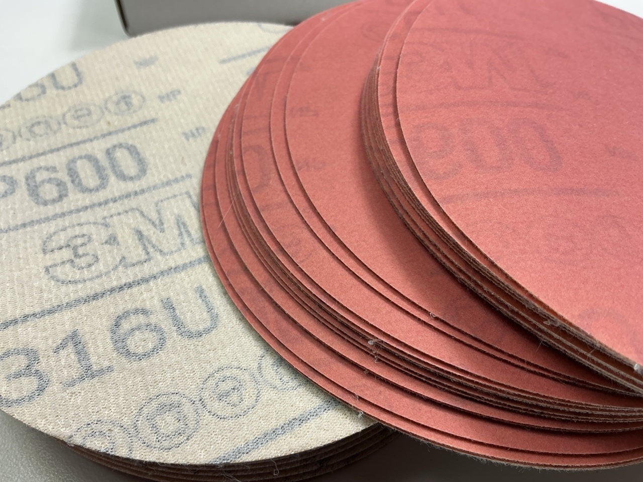 3M 01189 Red Abrasive Hookit 6'' P600 600 Grit Auto Body Sanding Disc (50/Box)