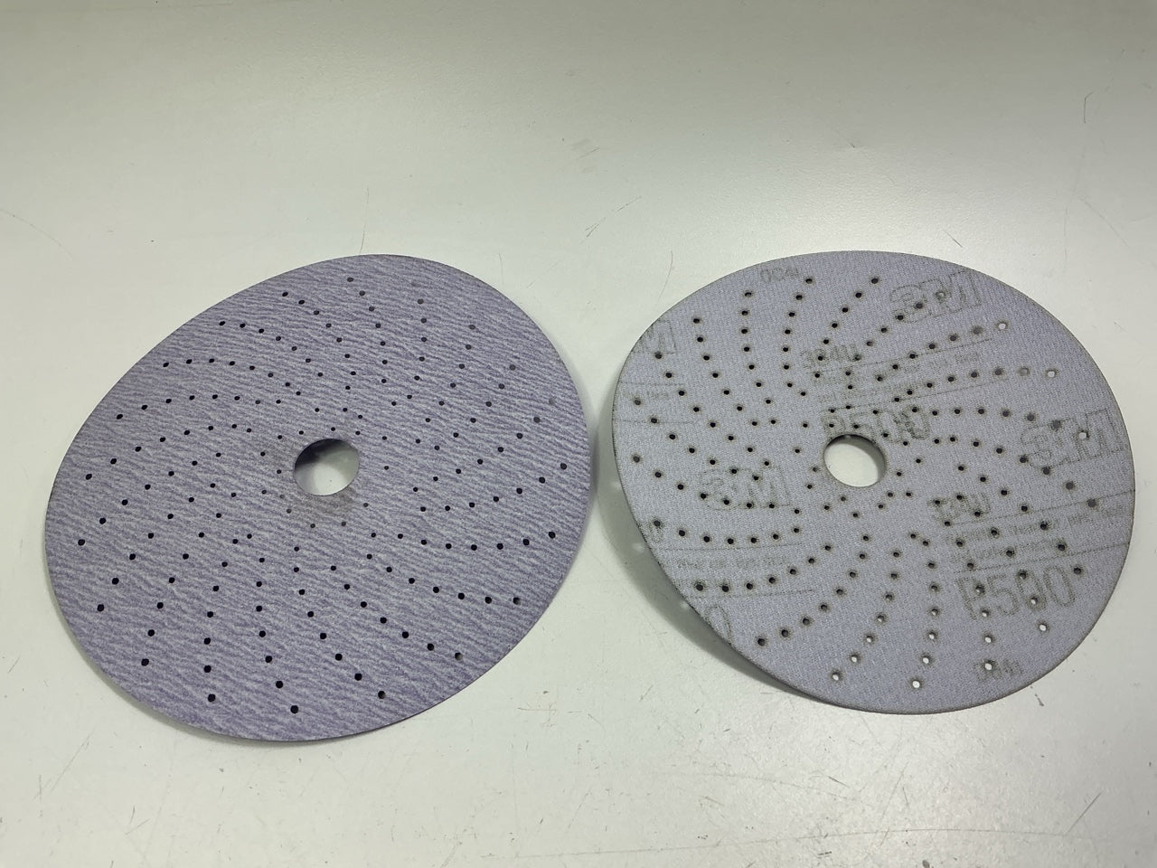 3M 01810 500 Grit 6'' Purple Clean Hookit Sanding Discs - Box Of 50