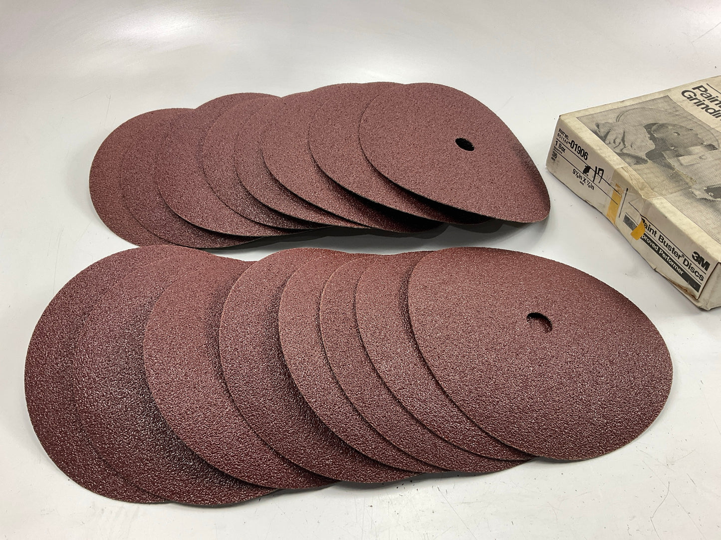 3M 01906 1906 Paint Buster Fibre Discs 9-1/8'' X 7/8'', 36 Grit, 16 Discs Total