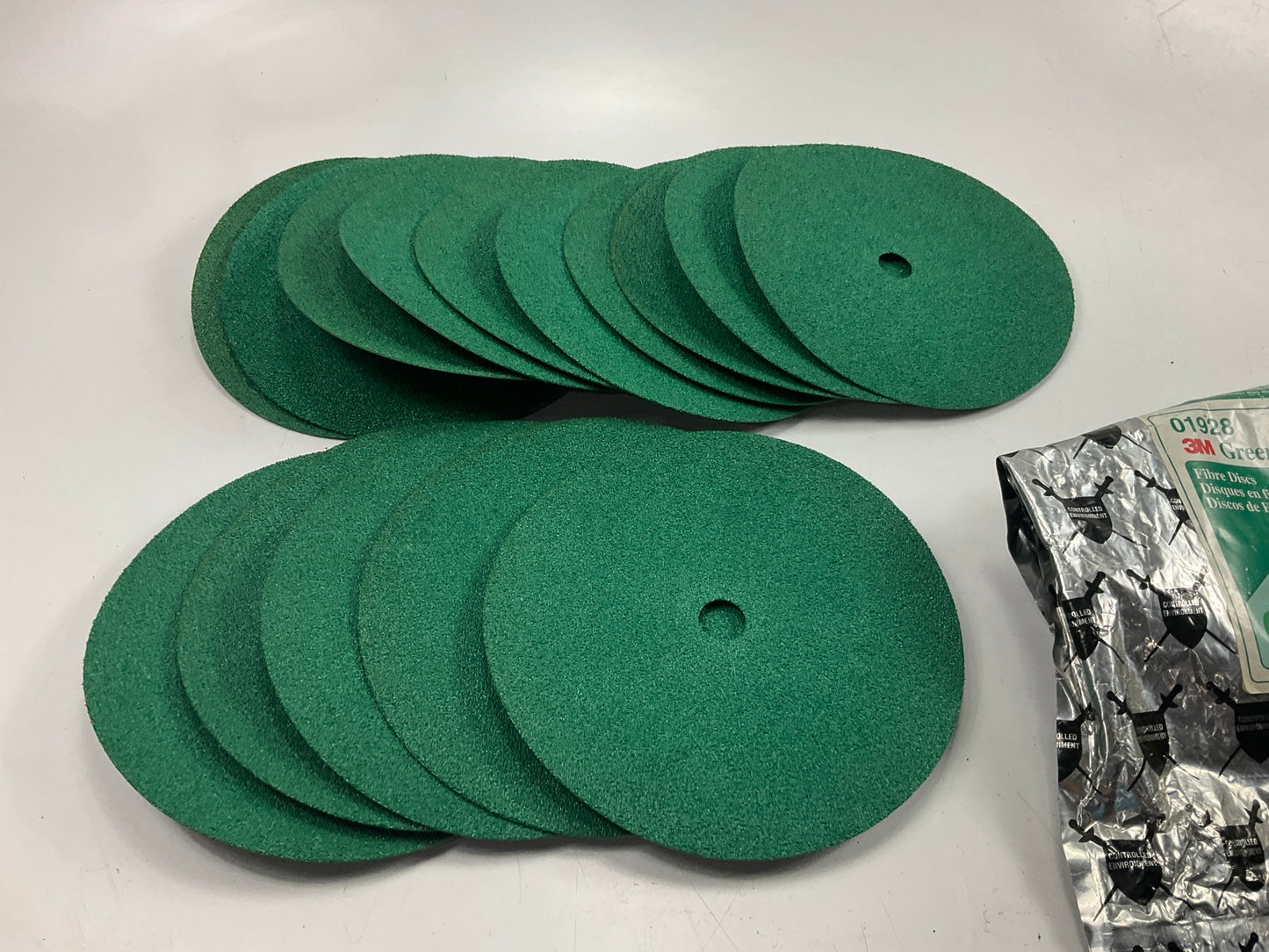 15 Discs - 3M 01928 Green Corps Fibre Sanding Disc, 9-1/8'' X 7/8'', 36 Grit