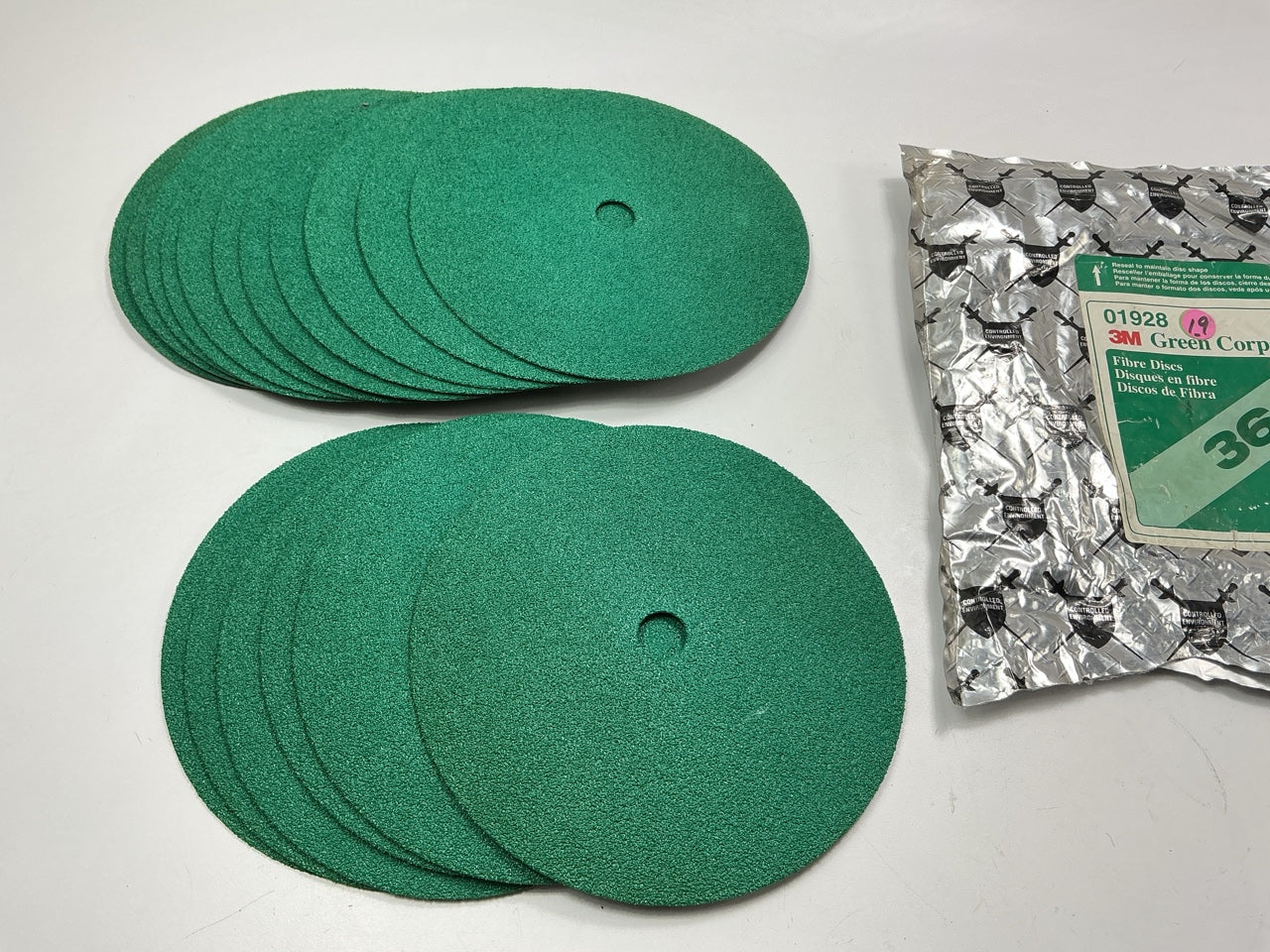 19 Discs - 3M 01928 Green Corps Fibre Sanding Disc, 9 1/8 In X 7/8 In, 36 Grit