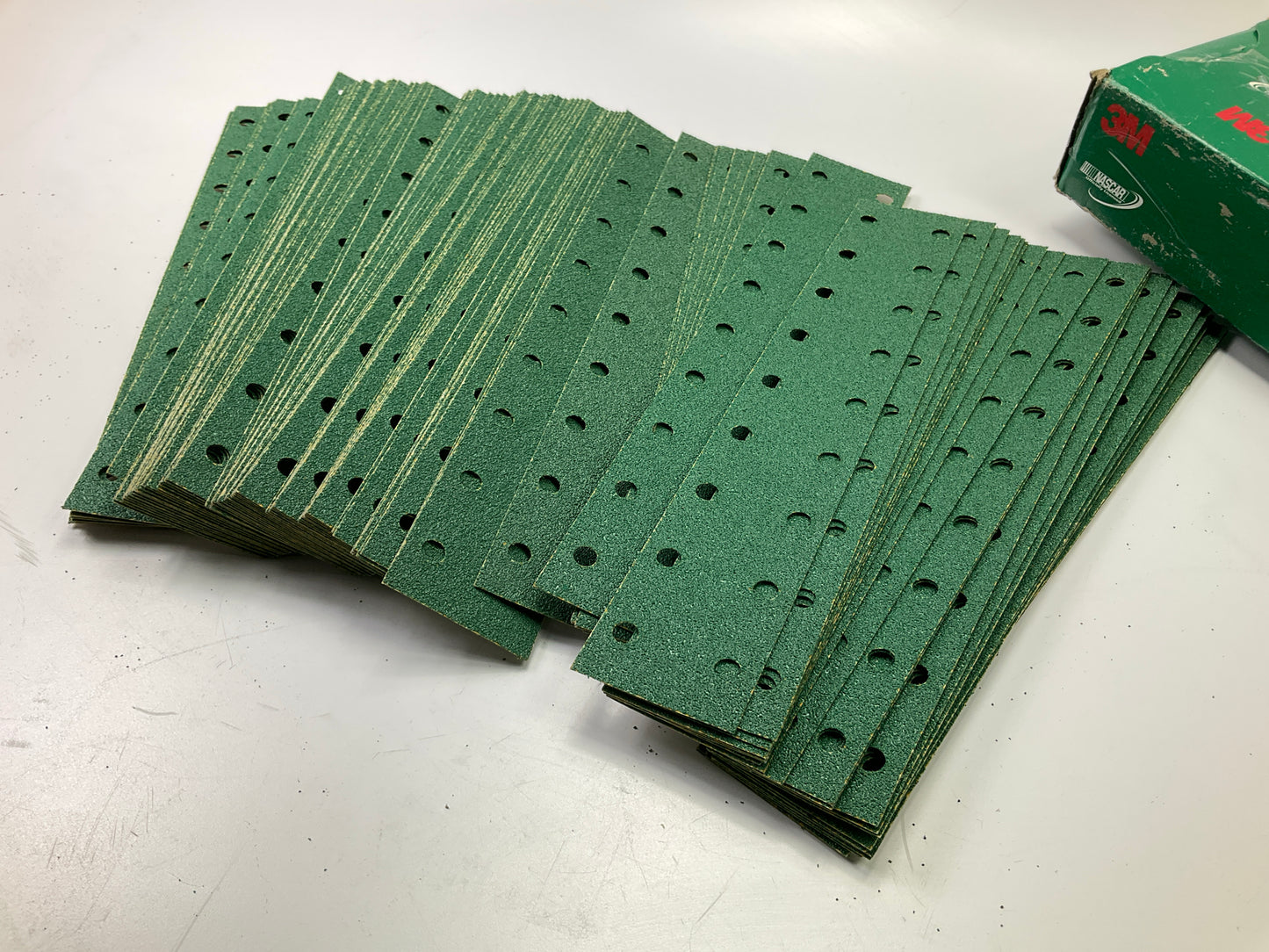 3M 02261 Green Corps Stikit 2-3/4''x16'' 40E Grit Dust-Free Sandpaper Sheet, 100pc