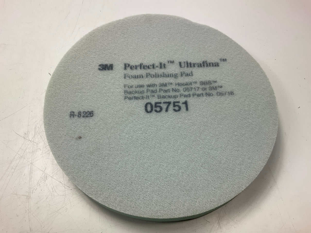 3M 05751 Ultrafine Single-Sided 8 In. Foam Auto Body Polishing Pad (2 / Pack)