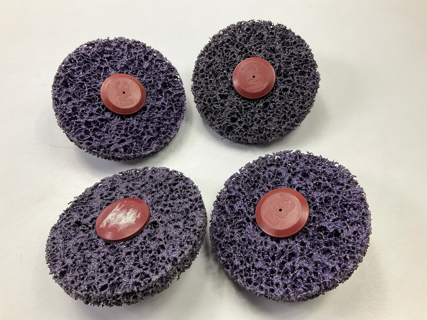 (4) 3M 07470 4'' Scotch-Brite Roloc + Clean & Strip XT Extra Coarse Disc