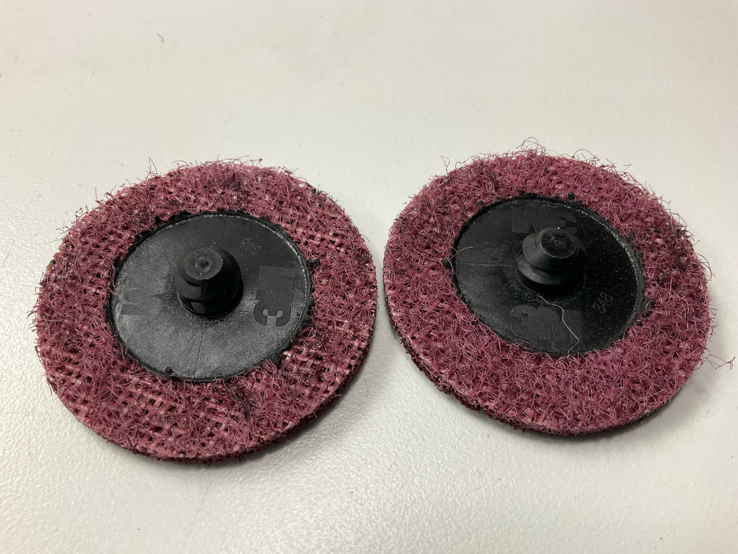 3M 07481 Scotch-Brite Roloc 2'' Surface Conditioning MEDIUM Grade Disc - 25 Count