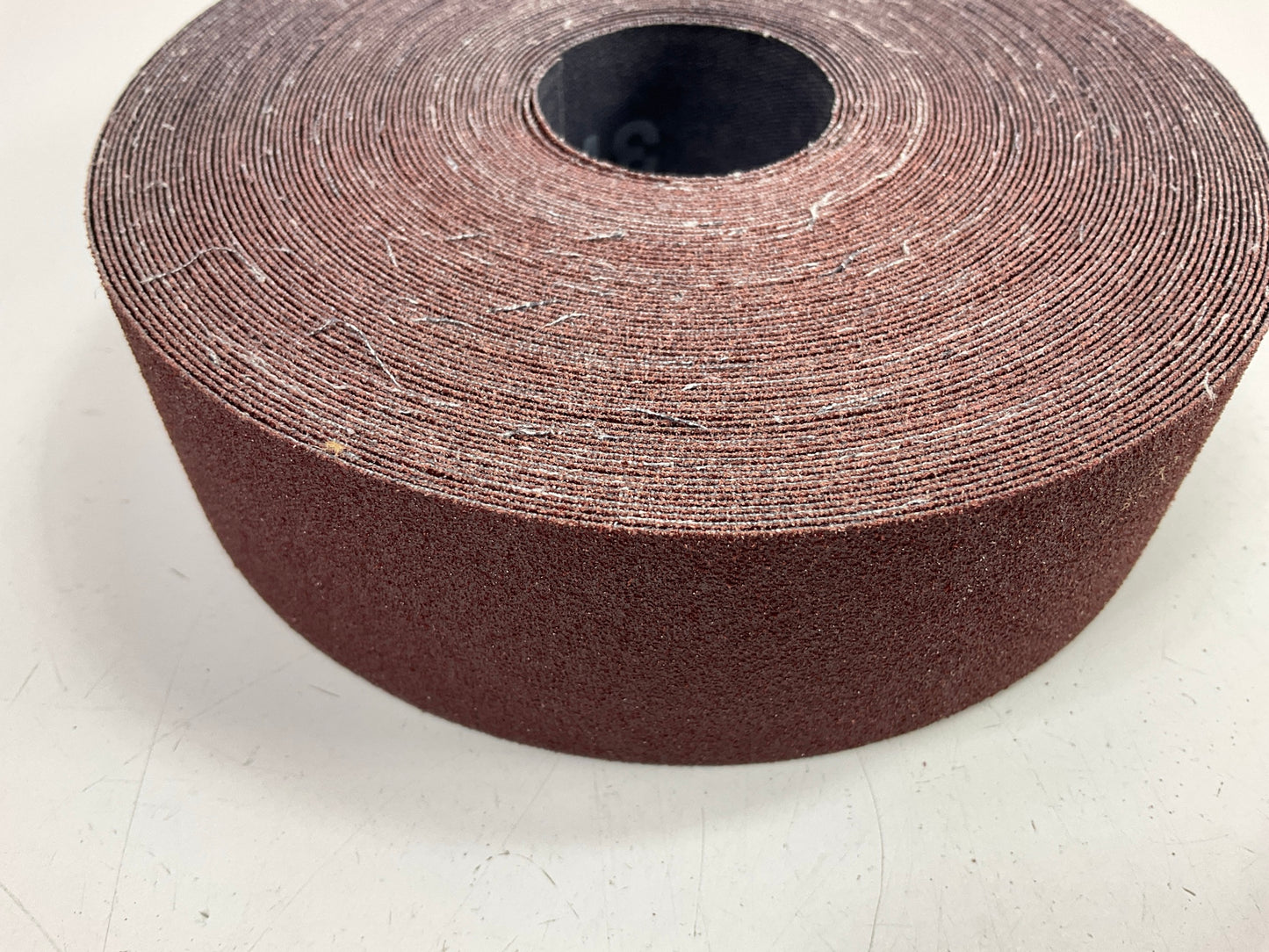 3M 19801 1-1/2'' X 60' P80 Grit Aluminum Oxide Maroon Utility Sanding Cloth Roll