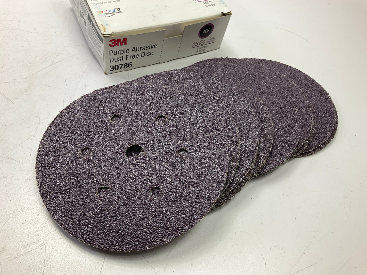 3M 30786 Purple 6'' 40E Grit Dust-Free Abrasive Sanding Disc, 25 Discs / Box