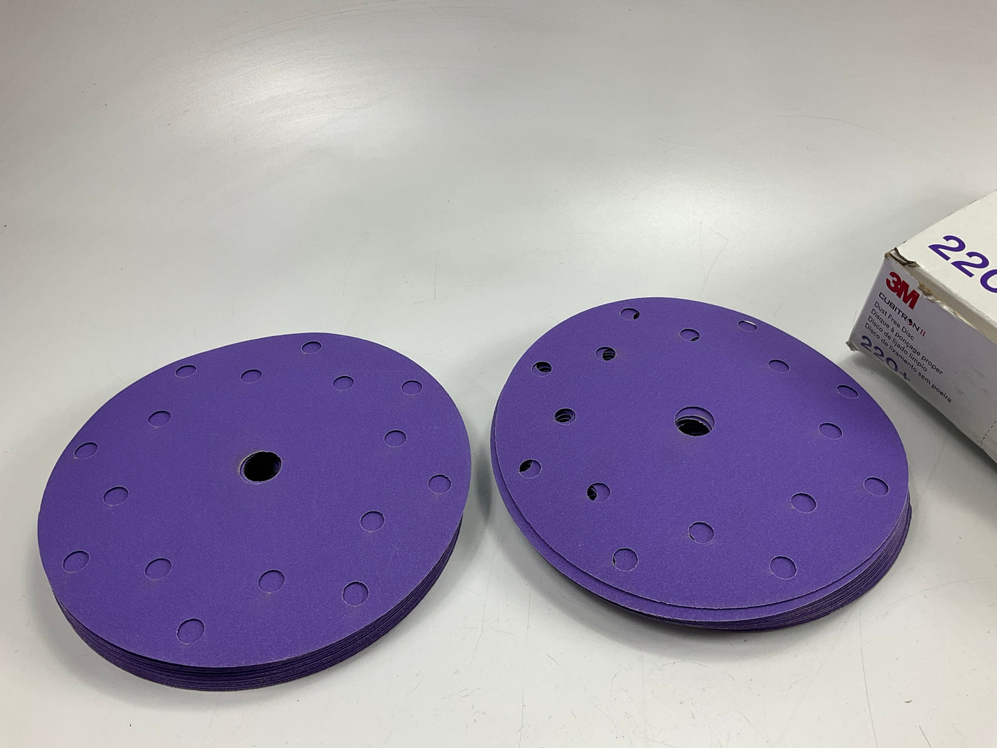 3M 34795 Cubitron II Hookit Clean Sanding Abrasive 7'' Disc, 220 Grit, Box Of 50