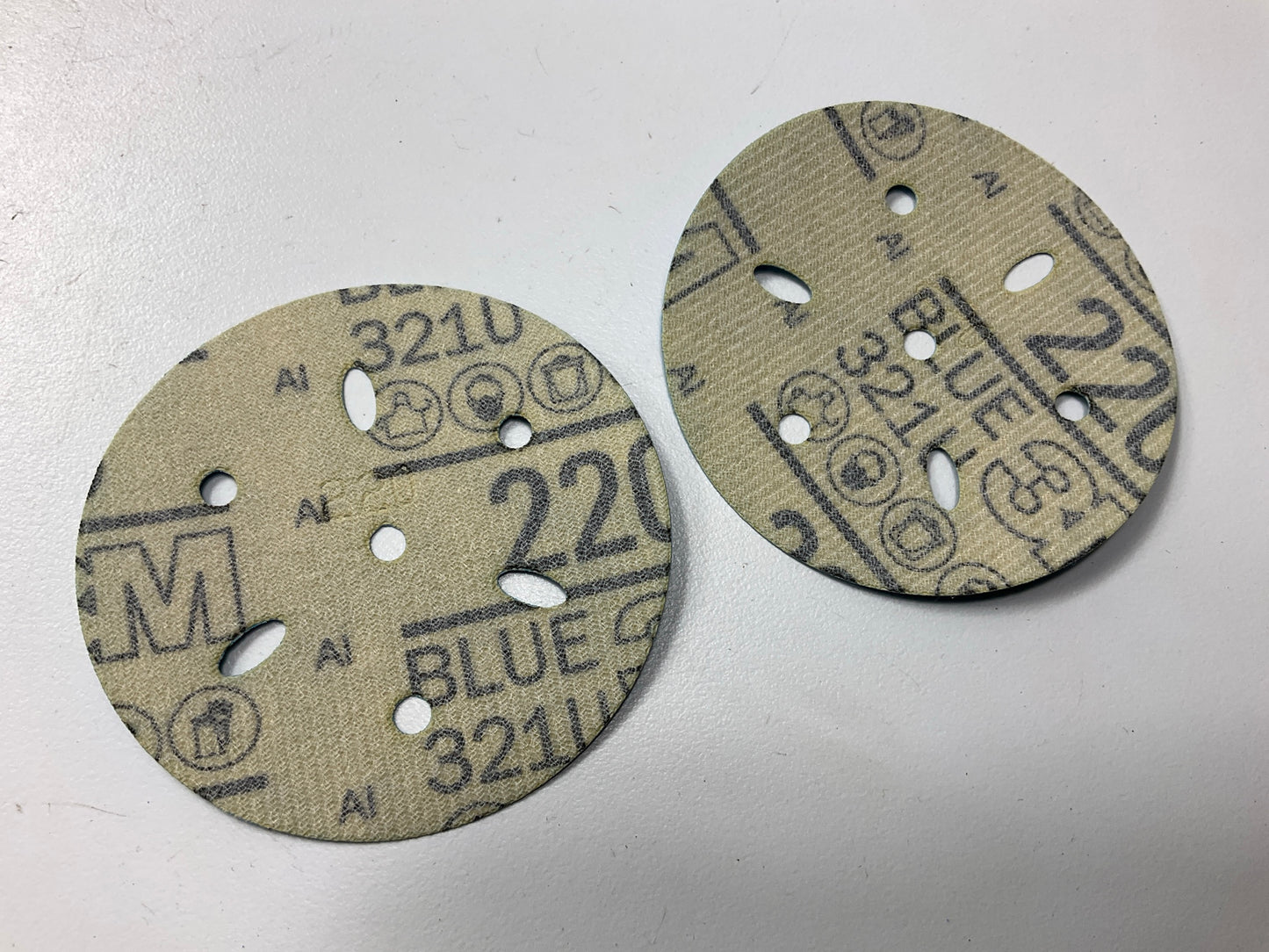 3M 36147 Multi-Hole Hook & Loop 220 Grit 3'' Sanding Disc (50/Pack)