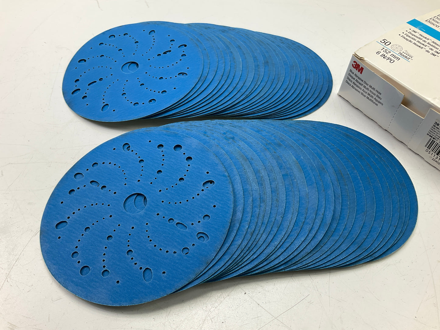 3M 36177 Multi-Hole Hook & Loop Sanding Disc, 220 Grit, 6 In.  (50/Pack)