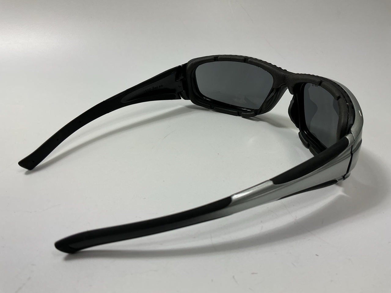 3M 1500 Safety Glasses Sunwear Universal Size, Silver Mirror Lens, Black/Silver