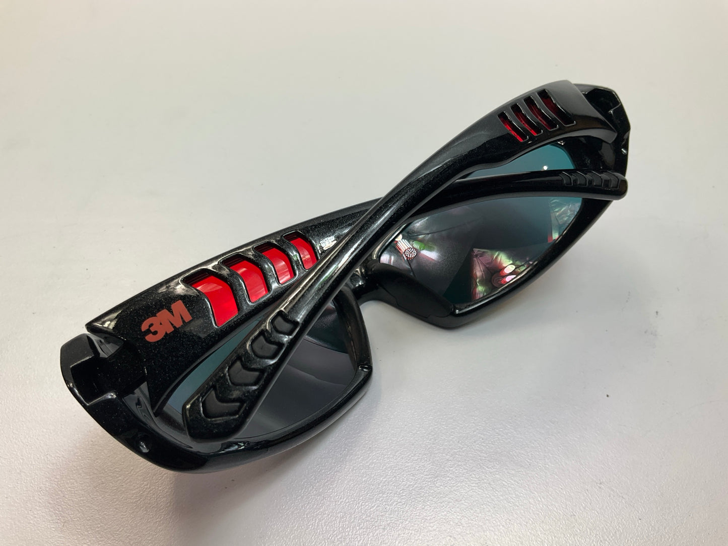 3M SS1629AS-B Safety Glasses Sunglasses Sunwear With Black Frame And Red Lens