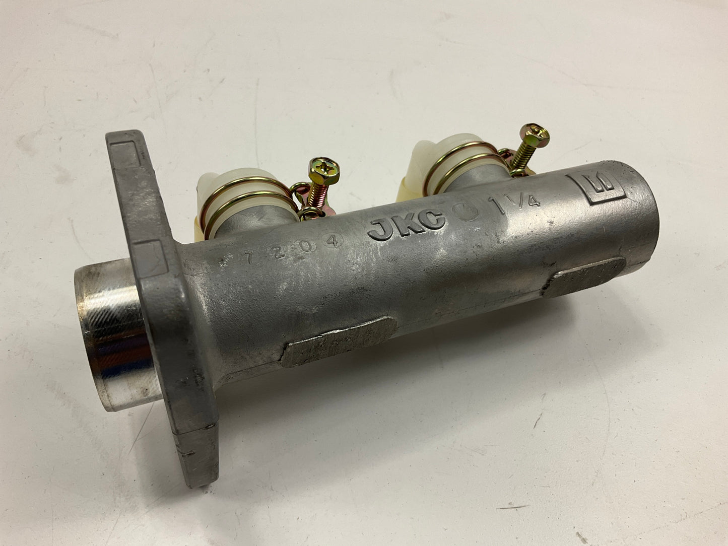 Acdelco 18M483 Brake Master Cylinder - 1992-94 Chevy W4500 Tiltmaster, 86-94 NPR