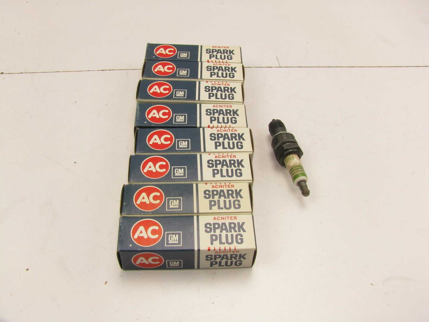 (x8) NEW Vintage Acdelco R45NS Spark Plugs GM # 5613314