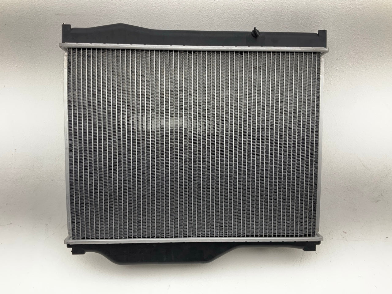 Agility 8067100 Radiator For 1996-2004 Mitsubishi Fuso FH 5.9L DIESEL