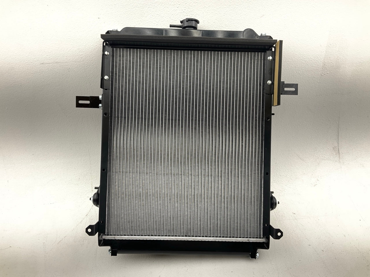 Agility 8067102 Radiator For 1992-1995 Mitsubishi Fuso FE, 1992-1993 Fuso FG