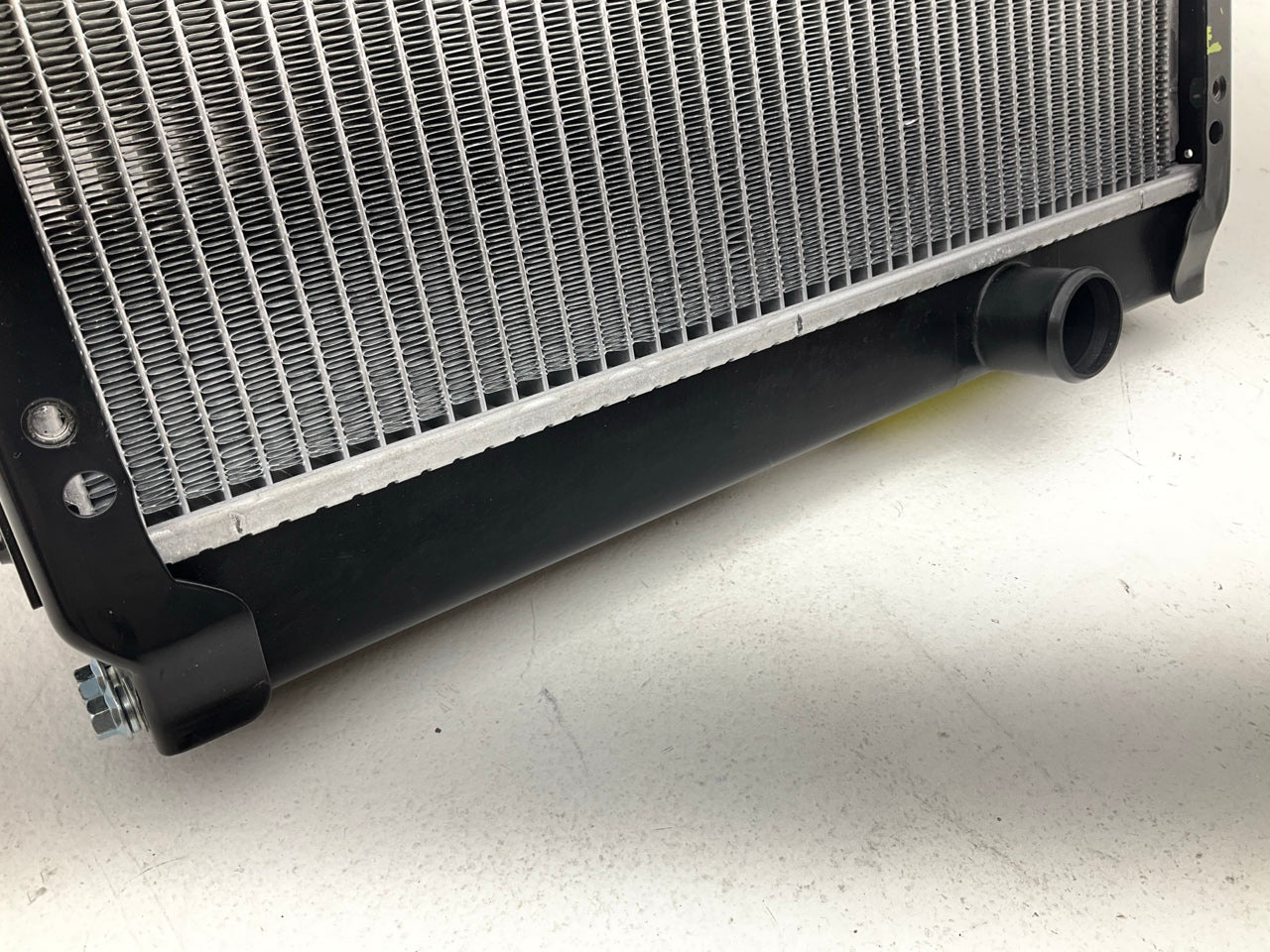 Agility 8067103 Radiator For 1988-1995 Mitsubishi Fuso FH 5.0L DIESEL I6