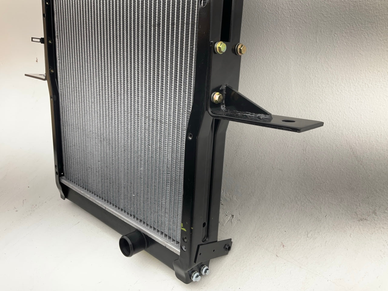 Agility 8067103 Radiator For 1988-1995 Mitsubishi Fuso FH 5.0L DIESEL I6